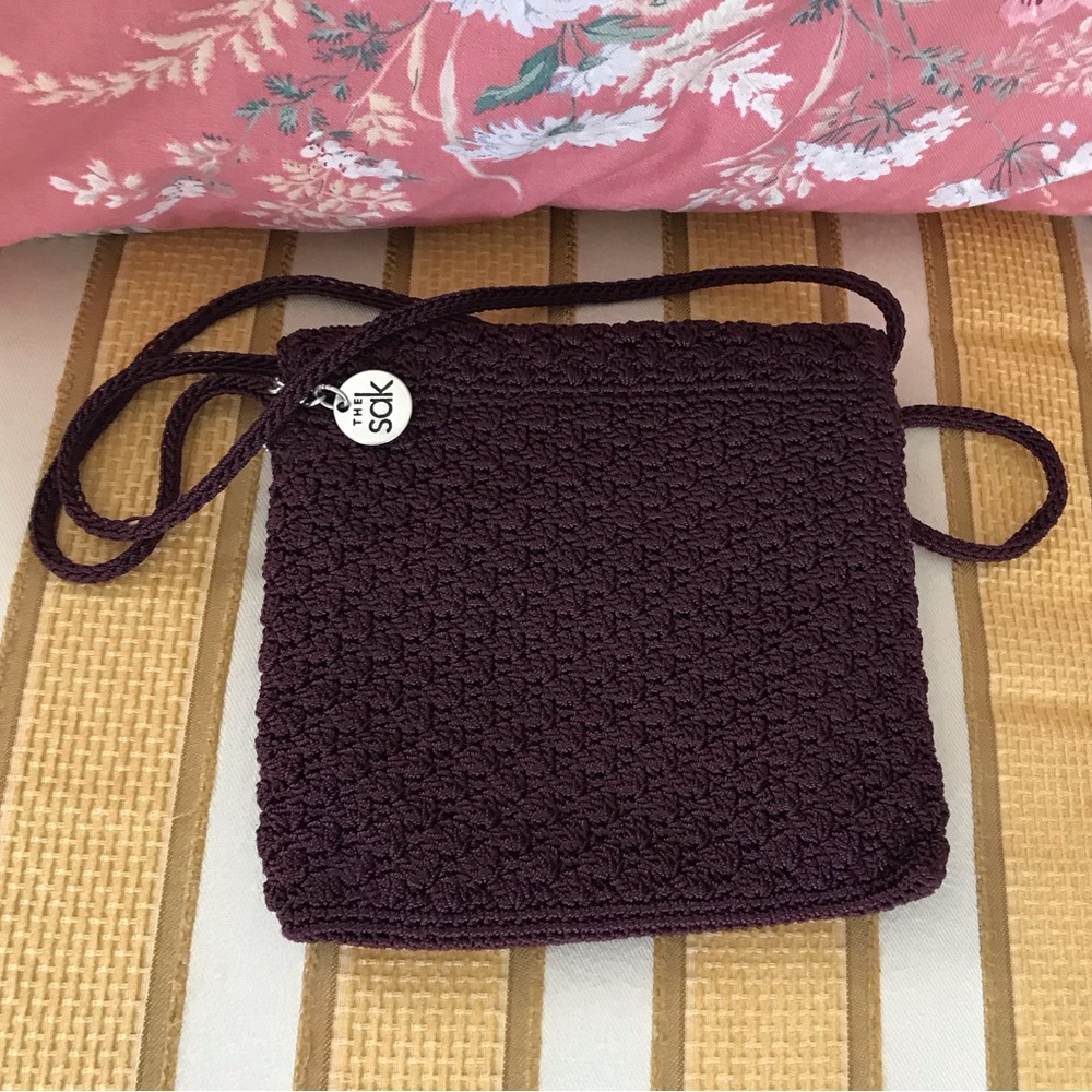 The Sak Burgundy Maroon Woven Small Crossbody Handbag Zip Closure Cute Boho